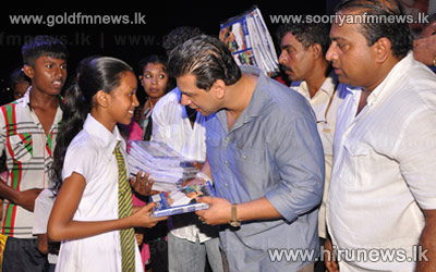 1404187779_6067994_rdumindhasilva_duminda-silva-donate-books.jpg